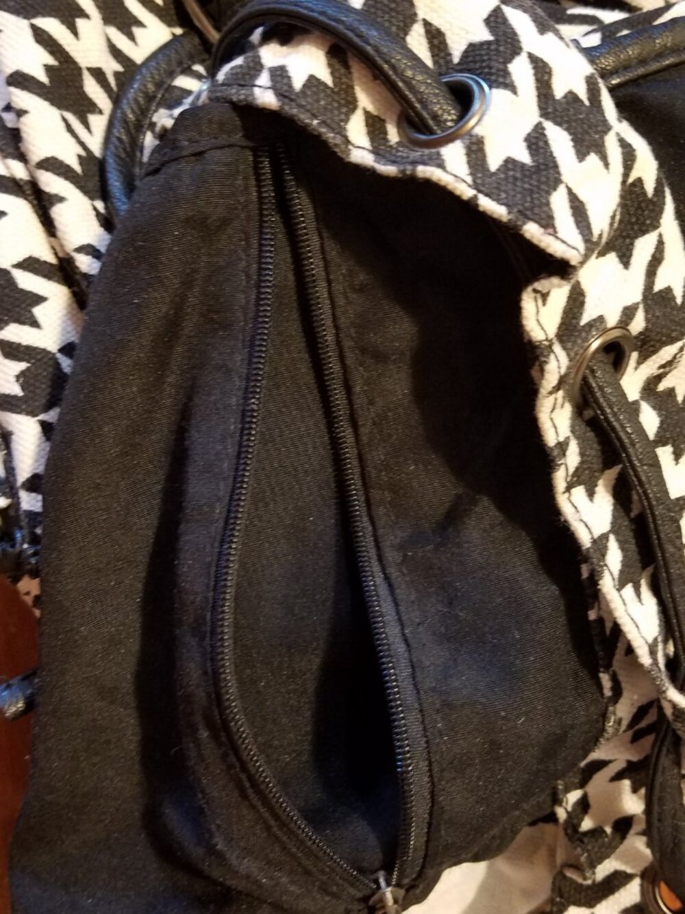Fashionable backpack - houndstooth pattern! - Picture 14 of 15
